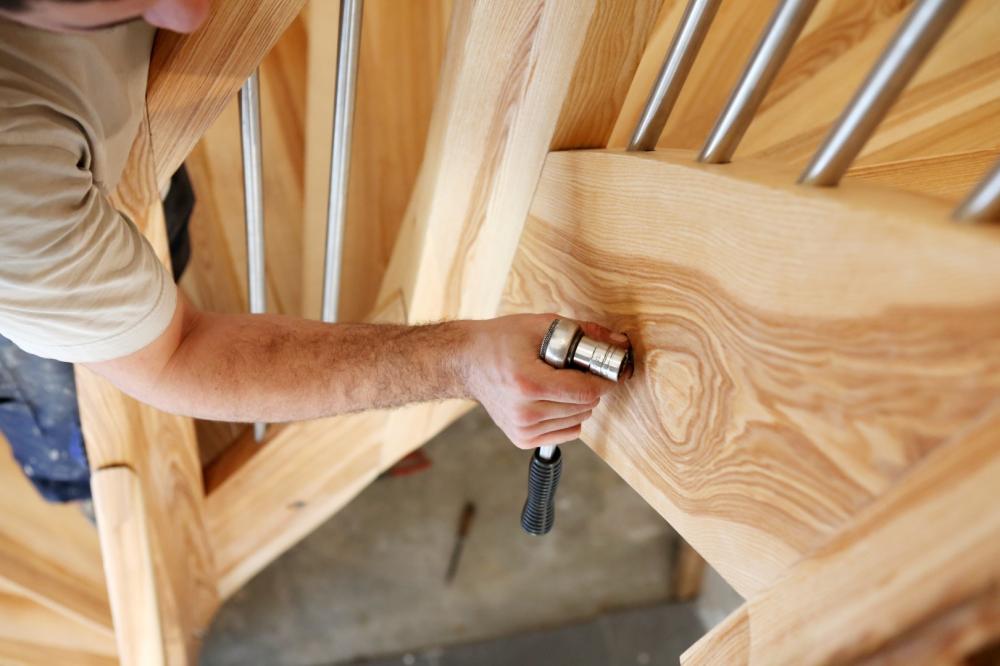 Menuisier travaillant sur un escalier en bois
